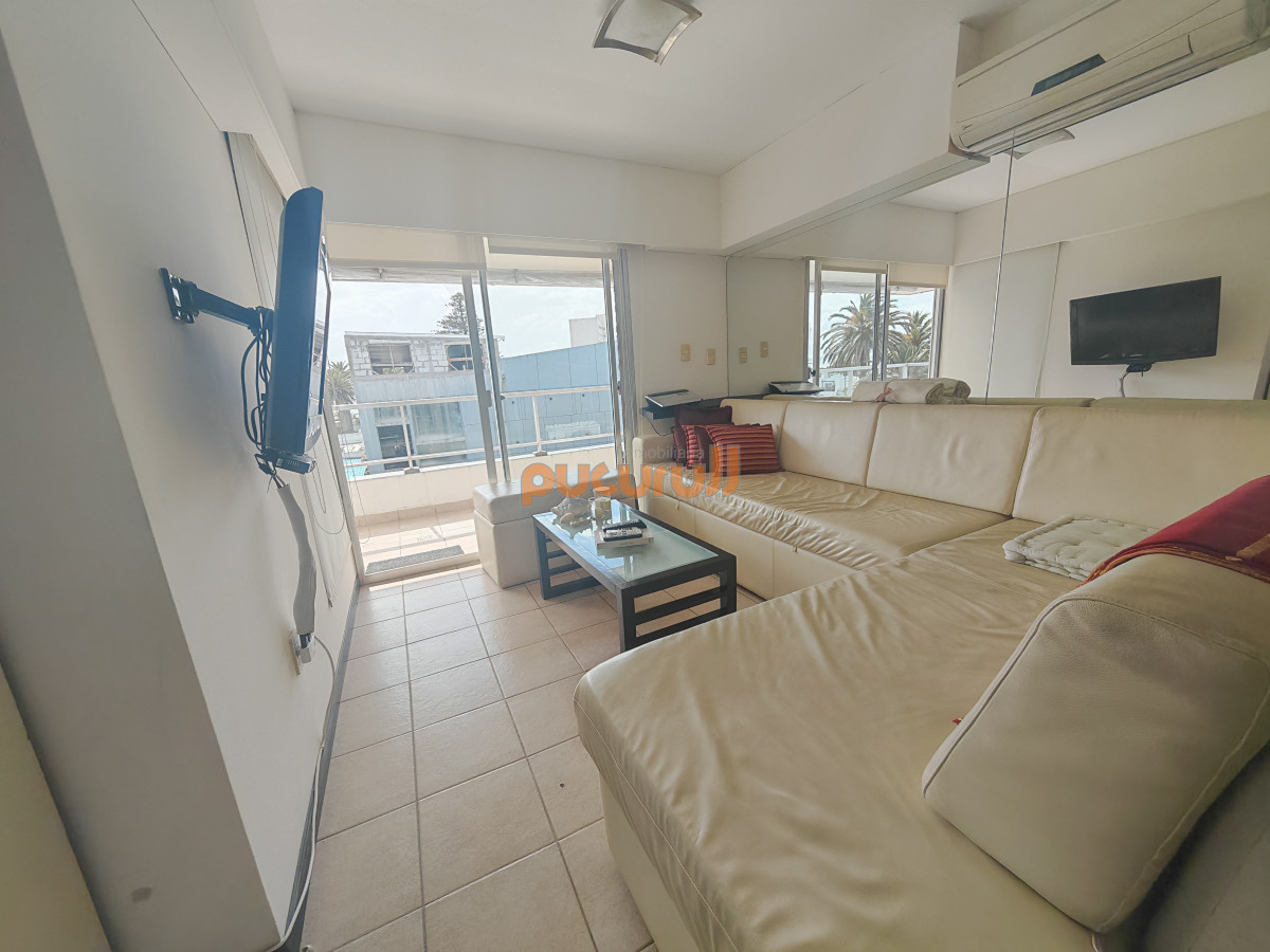 Apartamento ID.2323 - Apartamento en venta de 1 dormitorio y medio en Punta del este buen sol y vista al mar