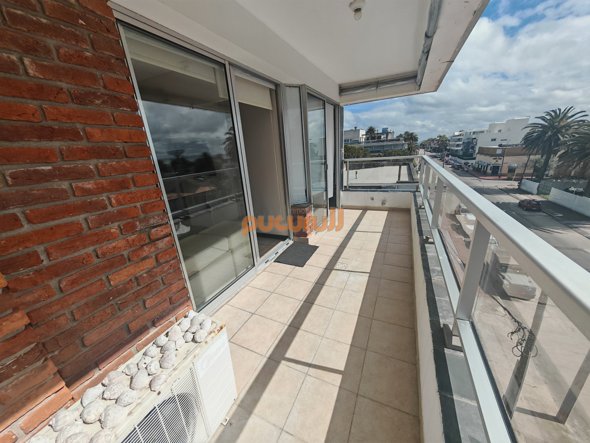 Apartamento ID.2323 - Apartamento en venta de 1 dormitorio y medio en Punta del este buen sol y vista al mar