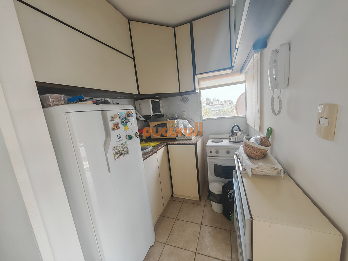 Apartamento ID.2323 - Apartamento en venta de 1 dormitorio y medio en Punta del este buen sol y vista al mar