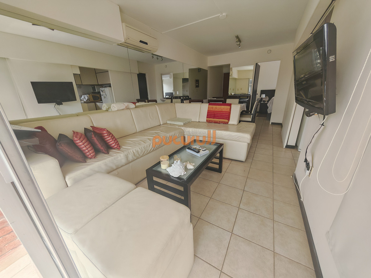 Apartamento ID.2323 - Apartamento en venta de 1 dormitorio y medio en Punta del este buen sol y vista al mar