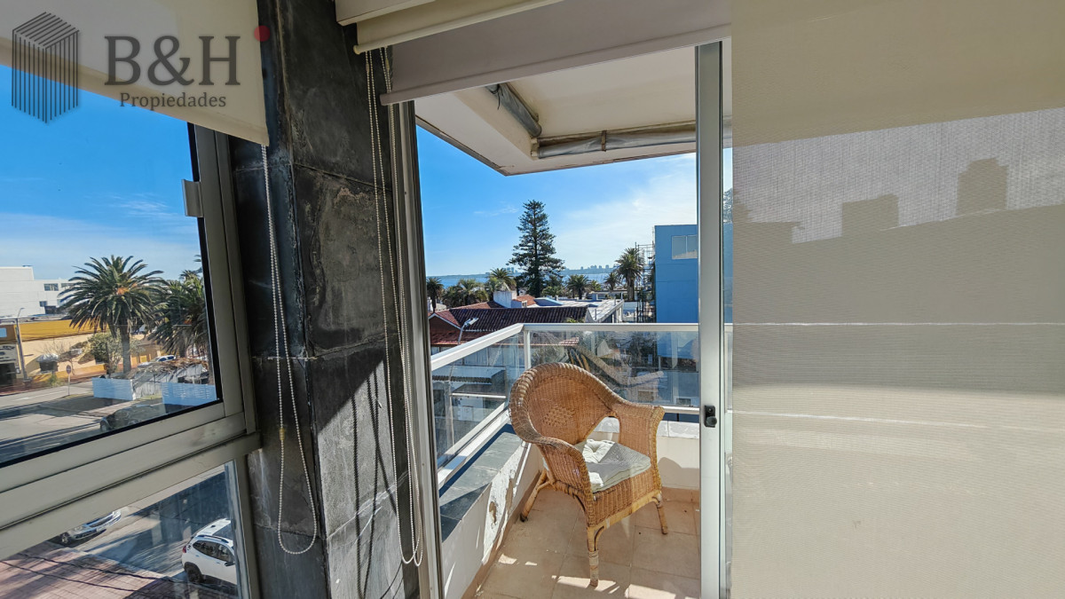 Apartamento ID.5881 - Apartamento en venta de 1 dormitorio y medio en Punta del este buen sol y vista al mar