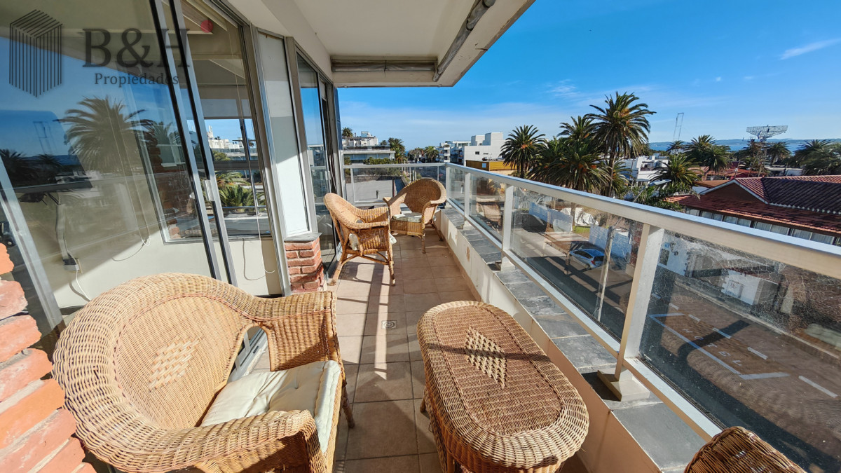 Apartamento ID.5881 - Apartamento en venta de 1 dormitorio y medio en Punta del este buen sol y vista al mar