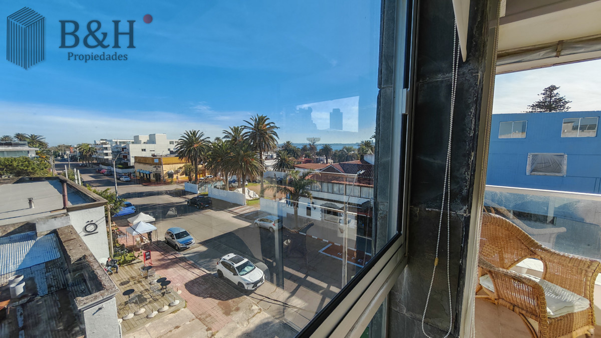 Apartamento ID.5881 - Apartamento en venta de 1 dormitorio y medio en Punta del este buen sol y vista al mar