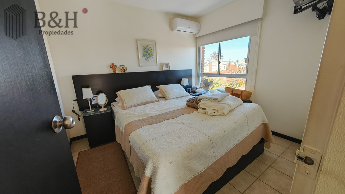 Apartamento ID.5881 - Apartamento en venta de 1 dormitorio y medio en Punta del este buen sol y vista al mar