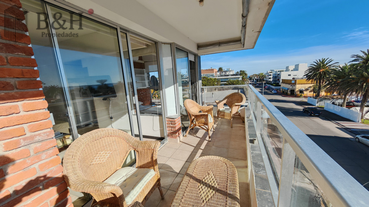 Apartamento ID.5881 - Apartamento en venta de 1 dormitorio y medio en Punta del este buen sol y vista al mar