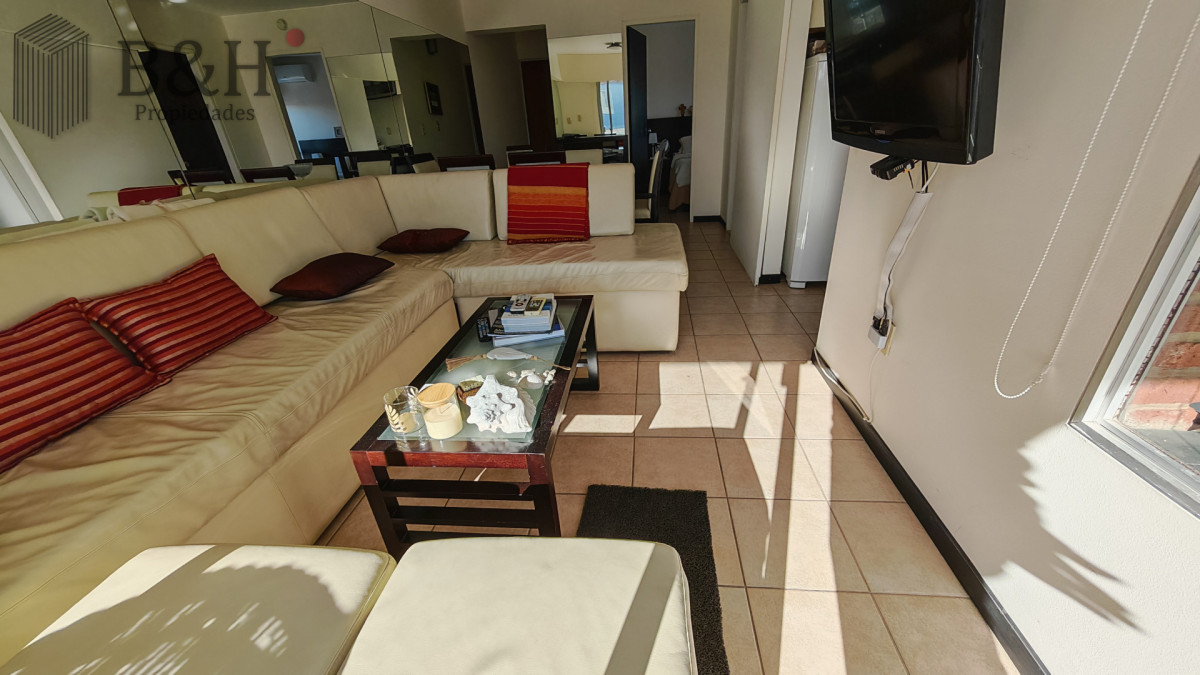 Apartamento ID.5881 - Apartamento en venta de 1 dormitorio y medio en Punta del este buen sol y vista al mar