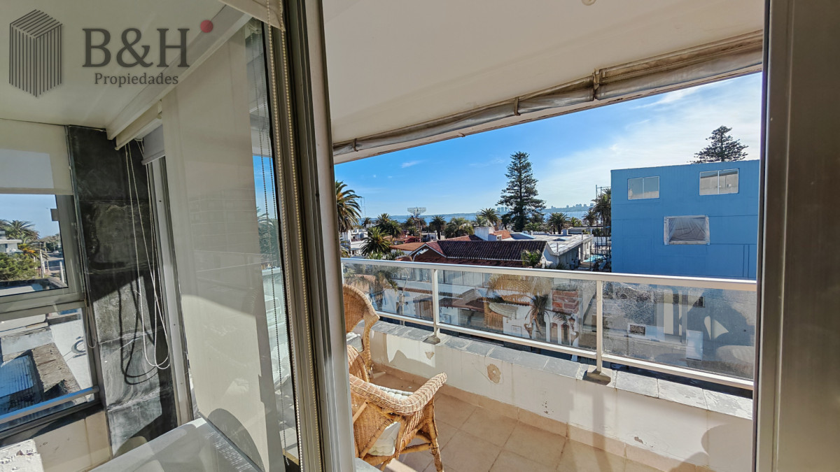 Apartamento ID.5881 - Apartamento en venta de 1 dormitorio y medio en Punta del este buen sol y vista al mar