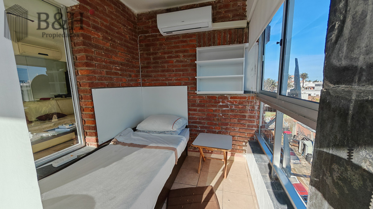 Apartamento ID.5881 - Apartamento en venta de 1 dormitorio y medio en Punta del este buen sol y vista al mar