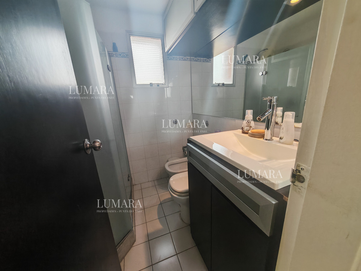 Apartamento ID.2561 - Apartamento en venta de 1 dormitorio y medio en Punta del este buen sol y vista al mar