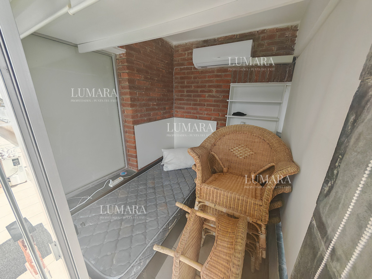 Apartamento ID.2561 - Apartamento en venta de 1 dormitorio y medio en Punta del este buen sol y vista al mar