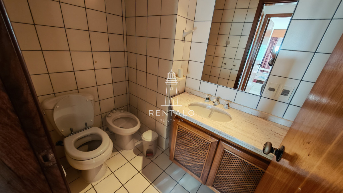 Apartamento ID.892 - Apartamento en venta de 2 dormitorios en punta del este con vista al mar 