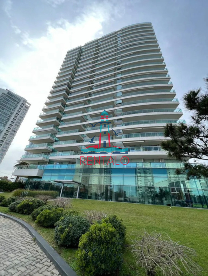 Apartamento ID.810 - En venta apartamento de 2 dormitorios en Punta del este con parrillero y vista al mar