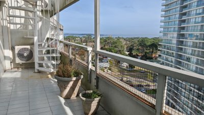 Apartamento penthouse en venta de 2 dormitorios 3 baños en Punta del este oportunidad
