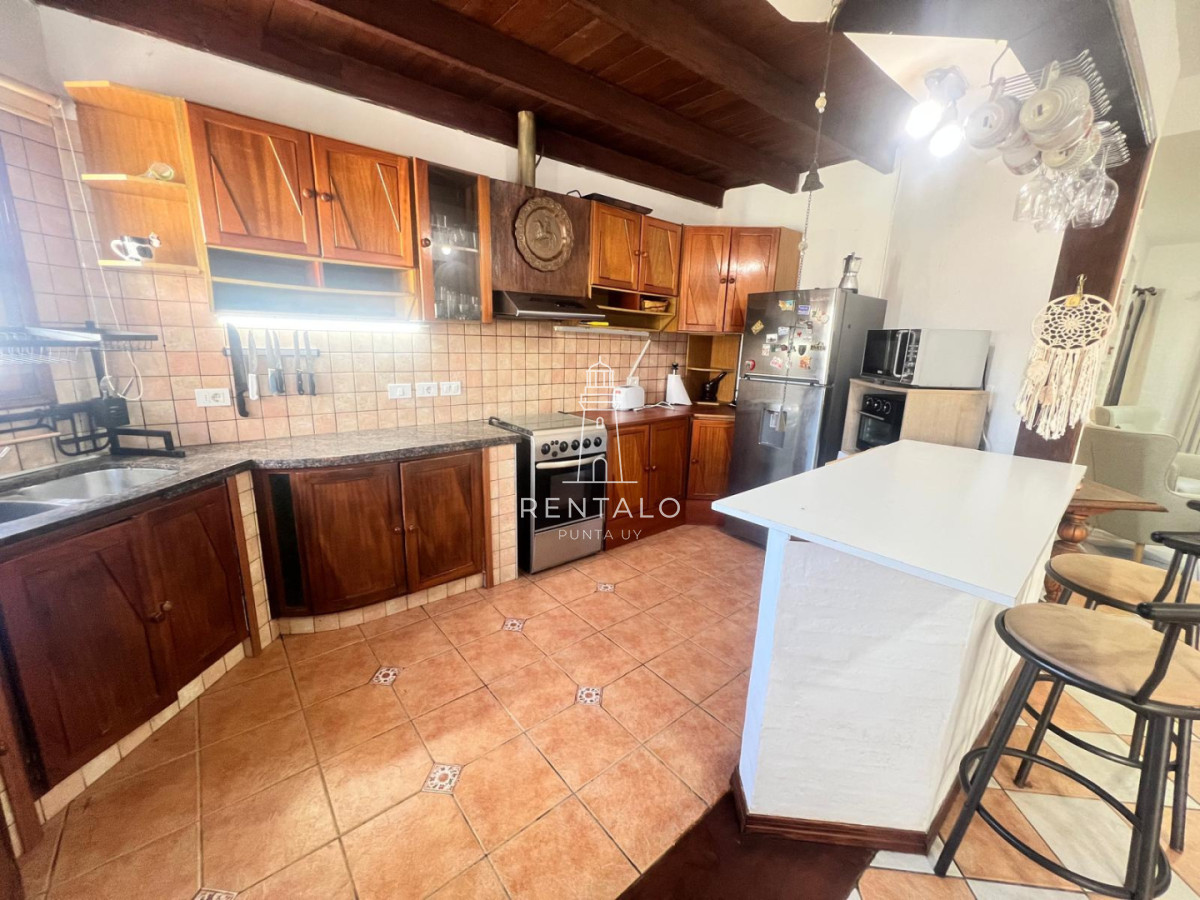 Casa ID.1300 - Casa 4 dormitorios en alquiler anual en Punta del este cantegril 