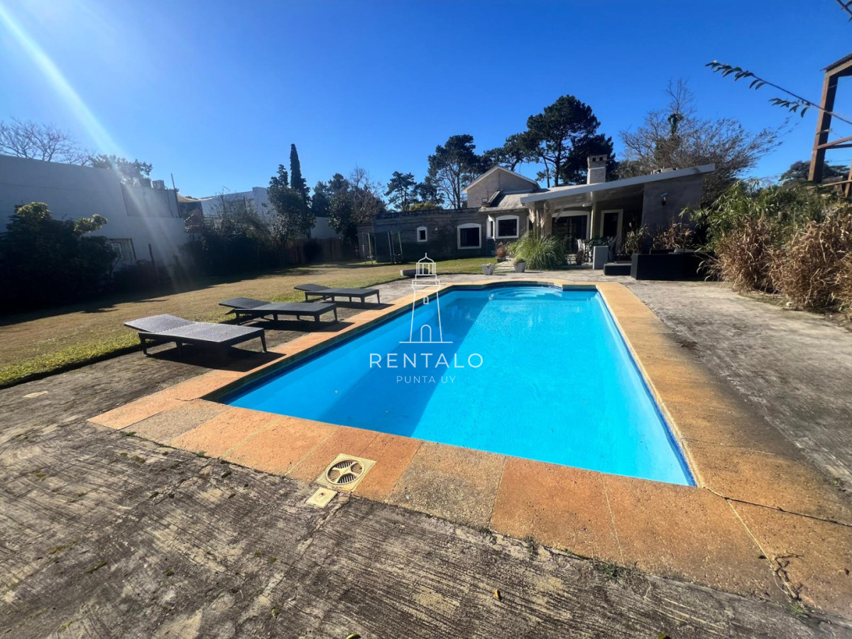 Casa ID.1300 - Casa 4 dormitorios en alquiler anual en Punta del este cantegril 