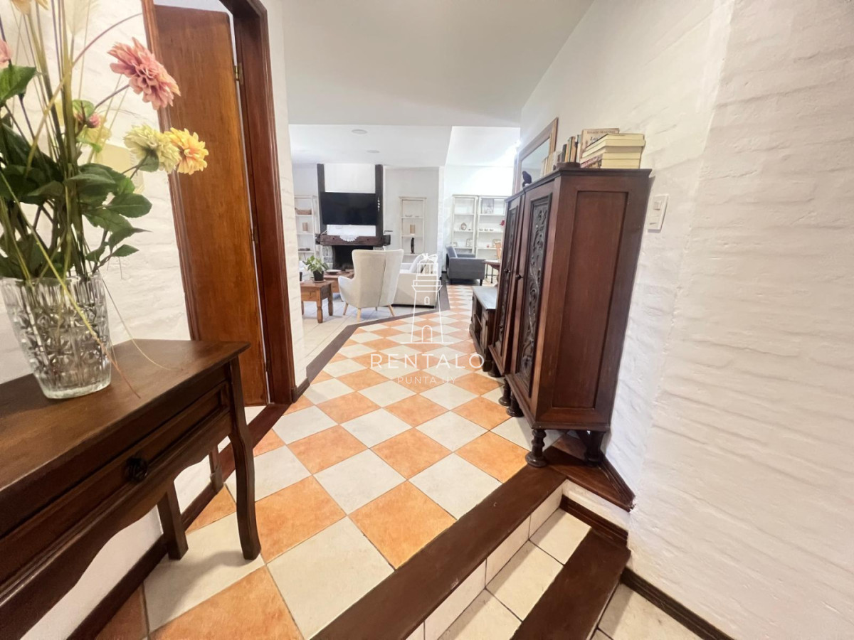 Casa ID.1300 - Casa 4 dormitorios en alquiler anual en Punta del este cantegril 
