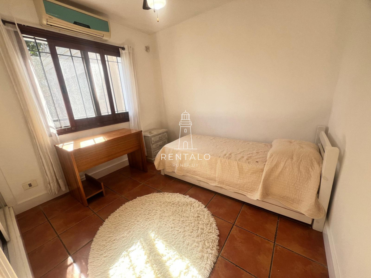 Casa ID.1300 - Casa 4 dormitorios en alquiler anual en Punta del este cantegril 