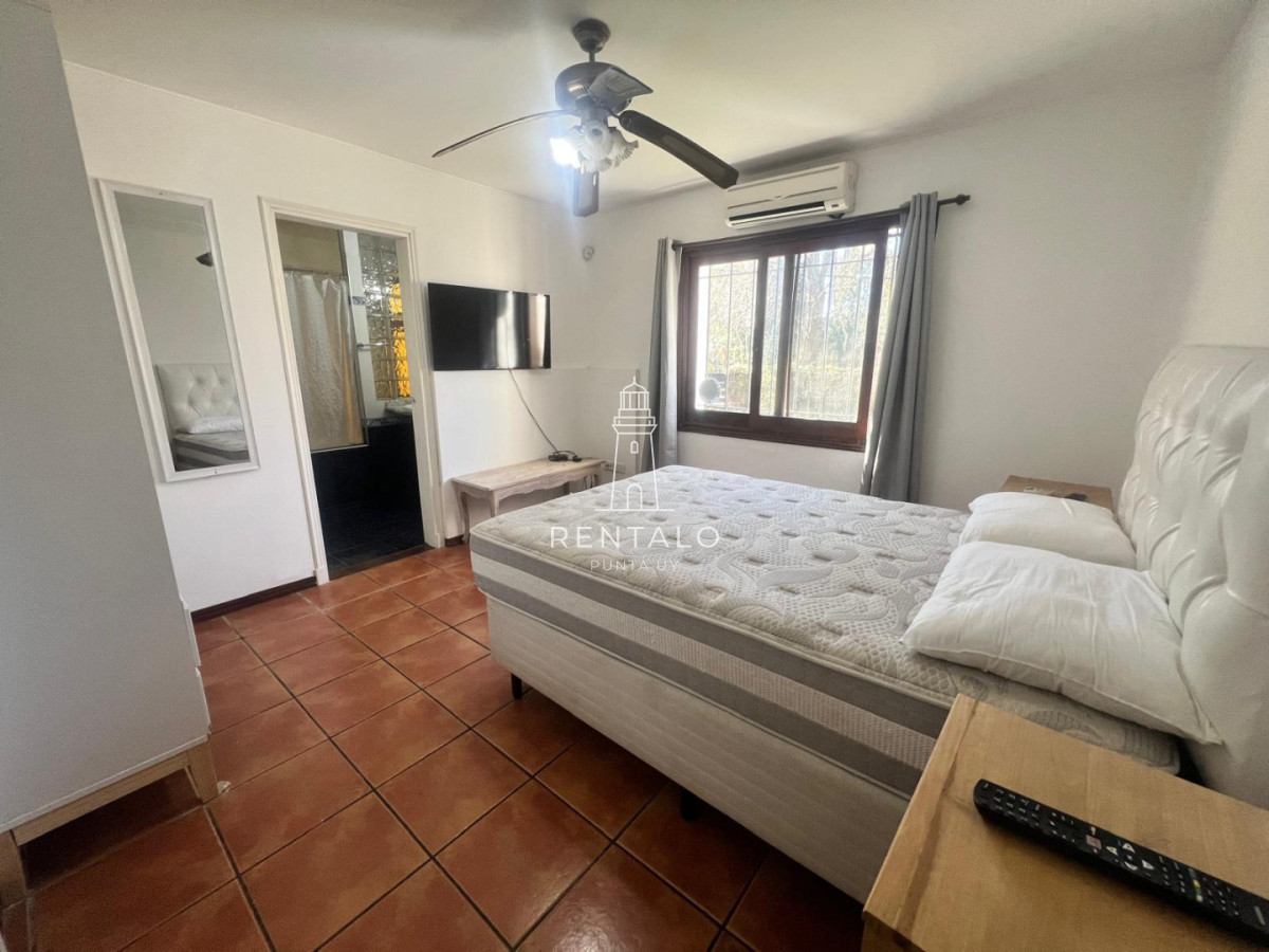Casa ID.1300 - Casa 4 dormitorios en alquiler anual en Punta del este cantegril 