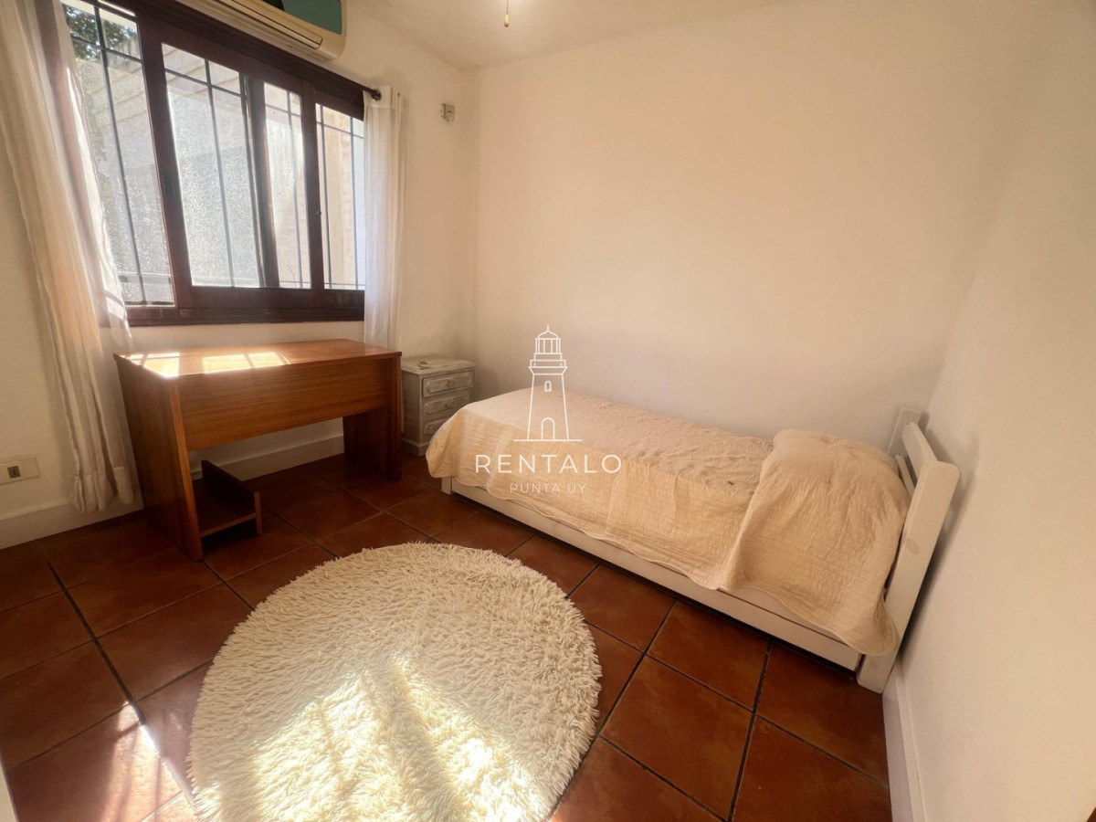 Casa ID.1300 - Casa 4 dormitorios en alquiler anual en Punta del este cantegril 