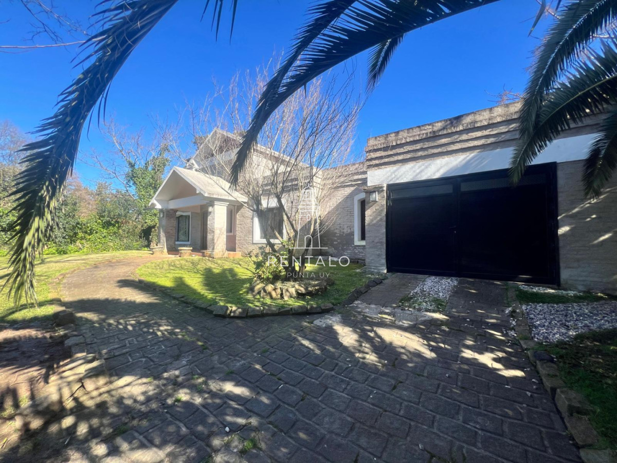Casa ID.1300 - Casa 4 dormitorios en alquiler anual en Punta del este cantegril 