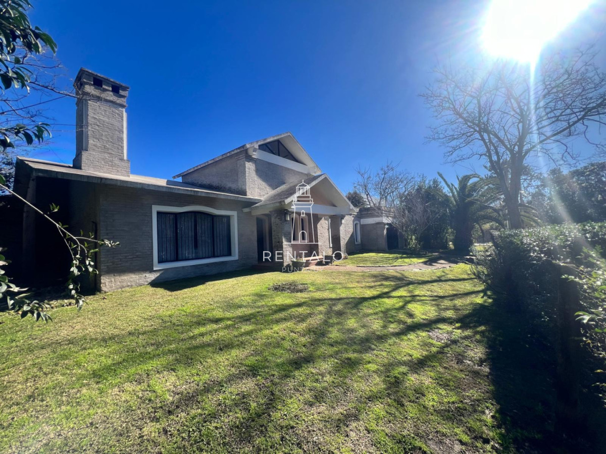 Casa ID.1300 - Casa 4 dormitorios en alquiler anual en Punta del este cantegril 