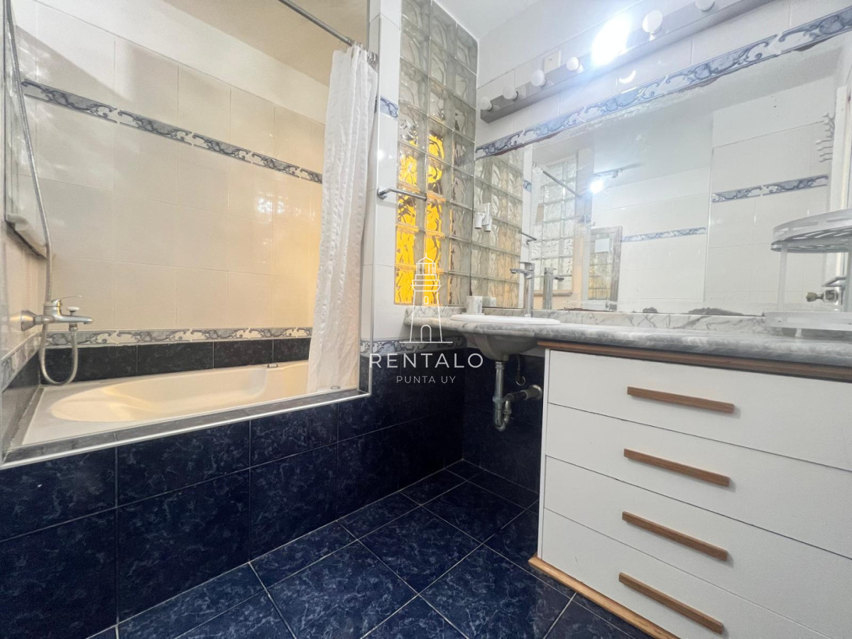 Casa ID.1300 - Casa 4 dormitorios en alquiler anual en Punta del este cantegril 