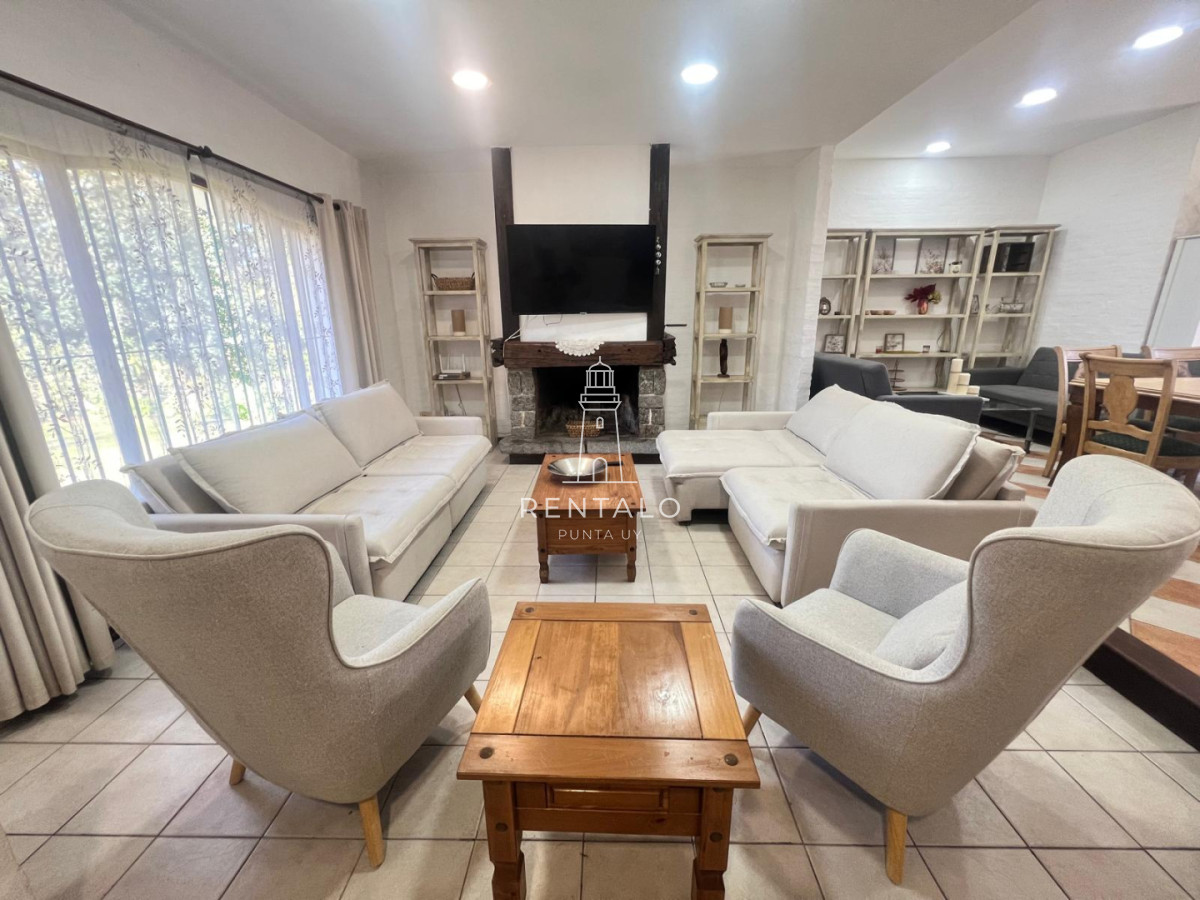 Casa ID.1300 - Casa 4 dormitorios en alquiler anual en Punta del este cantegril 