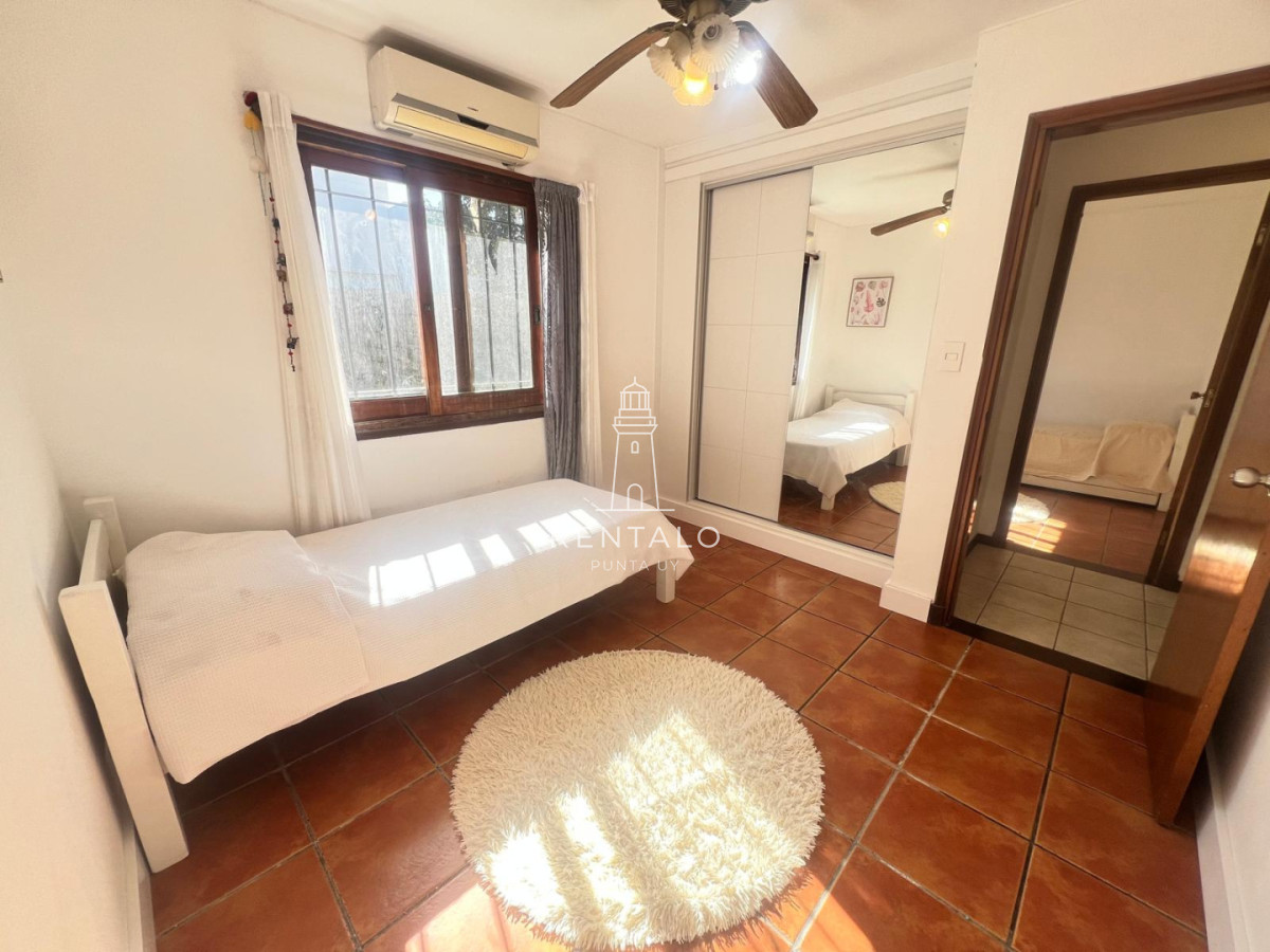 Casa ID.1300 - Casa 4 dormitorios en alquiler anual en Punta del este cantegril 