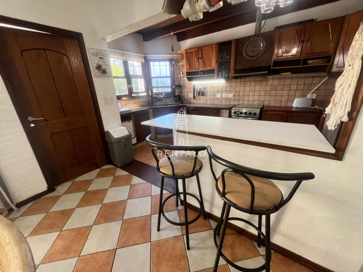 Casa ID.1300 - Casa 4 dormitorios en alquiler anual en Punta del este cantegril 