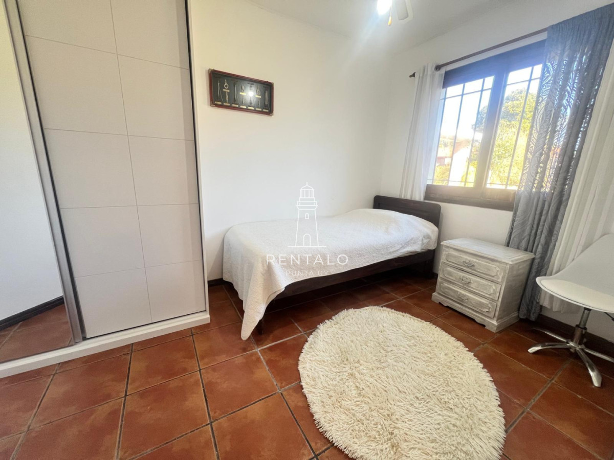 Casa ID.1300 - Casa 4 dormitorios en alquiler anual en Punta del este cantegril 