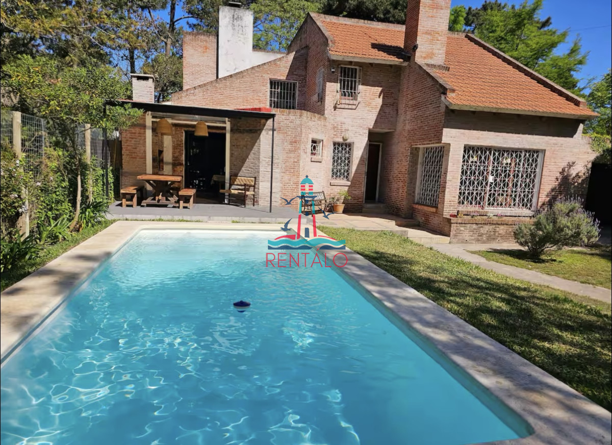 Casa ID.547 - Casa en alquiler en Punta del este de 5 dormitorios con piscina 