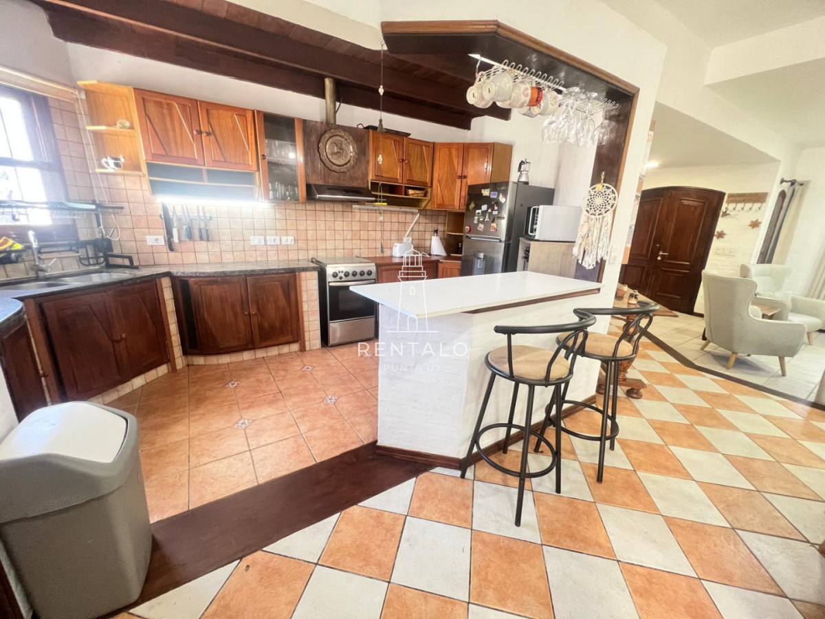 Casa ID.1300 - Casa 4 dormitorios en alquiler anual en Punta del este cantegril 