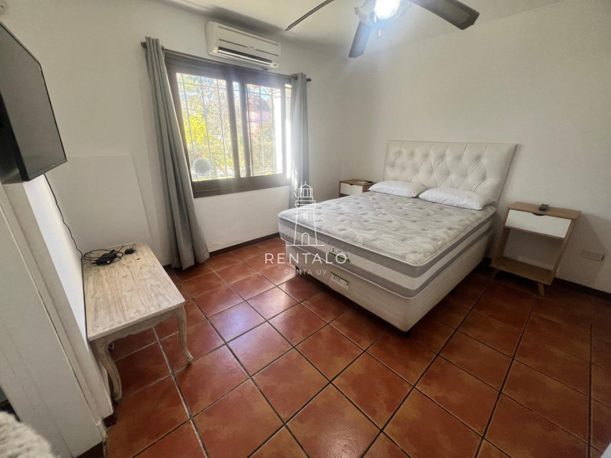 Casa ID.1300 - Casa 4 dormitorios en alquiler anual en Punta del este cantegril 