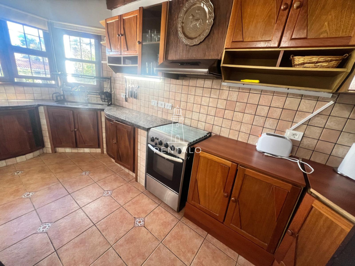Casa ID.1300 - Casa 4 dormitorios en alquiler anual en Punta del este cantegril 
