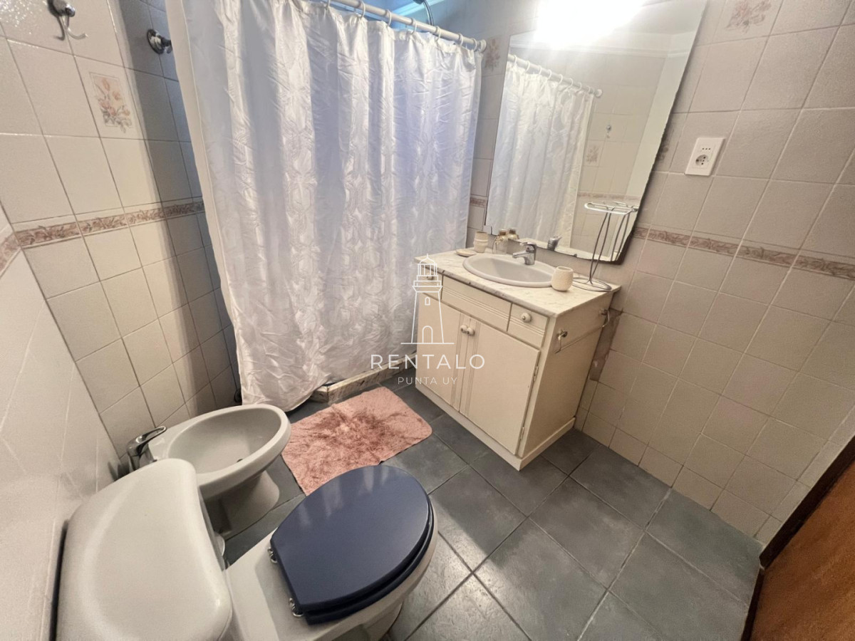 Casa ID.1300 - Casa 4 dormitorios en alquiler anual en Punta del este cantegril 