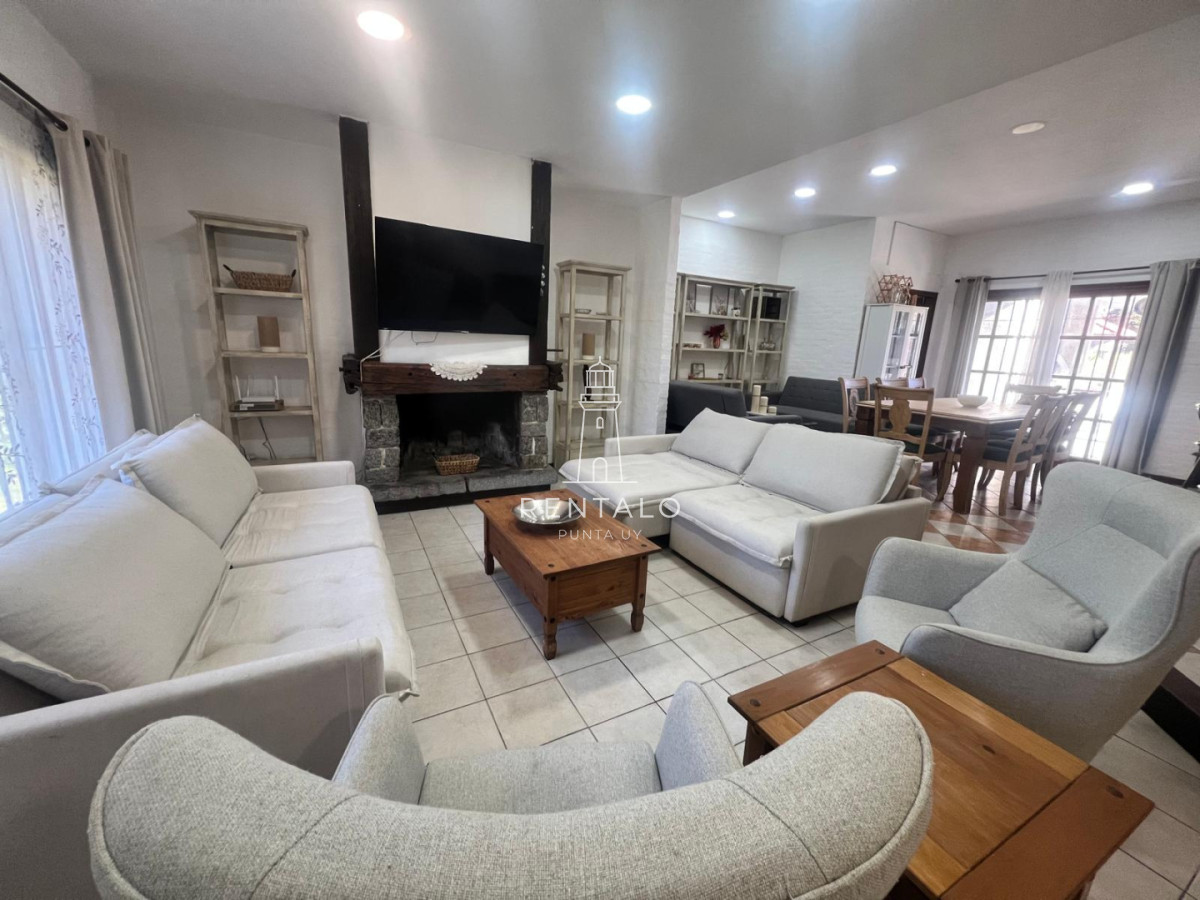 Casa ID.1300 - Casa 4 dormitorios en alquiler anual en Punta del este cantegril 