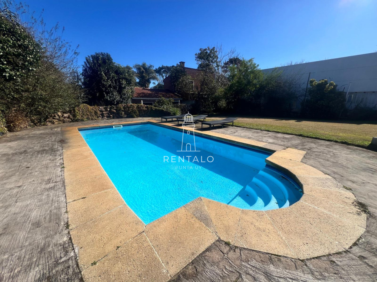 Casa ID.1300 - Casa 4 dormitorios en alquiler anual en Punta del este cantegril 