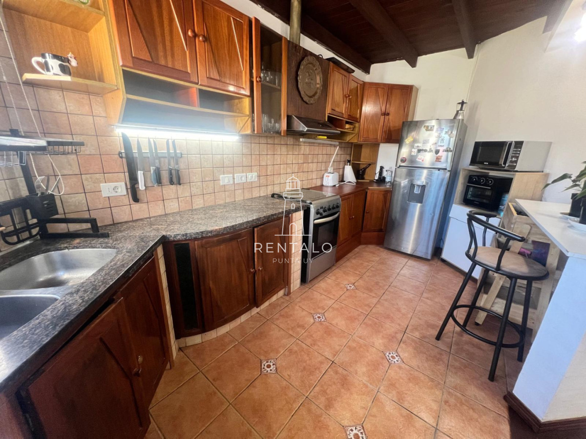 Casa ID.1300 - Casa 4 dormitorios en alquiler anual en Punta del este cantegril 