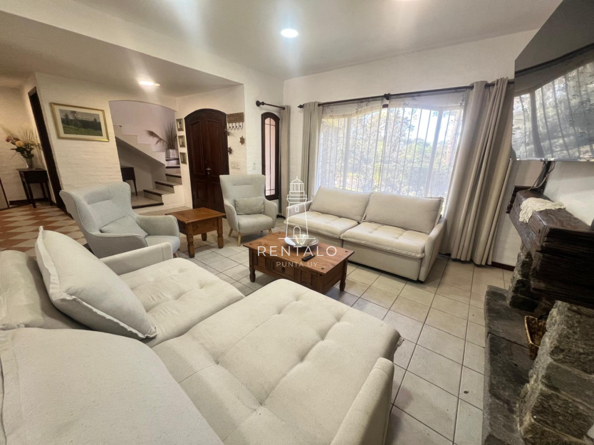Casa ID.1300 - Casa 4 dormitorios en alquiler anual en Punta del este cantegril 