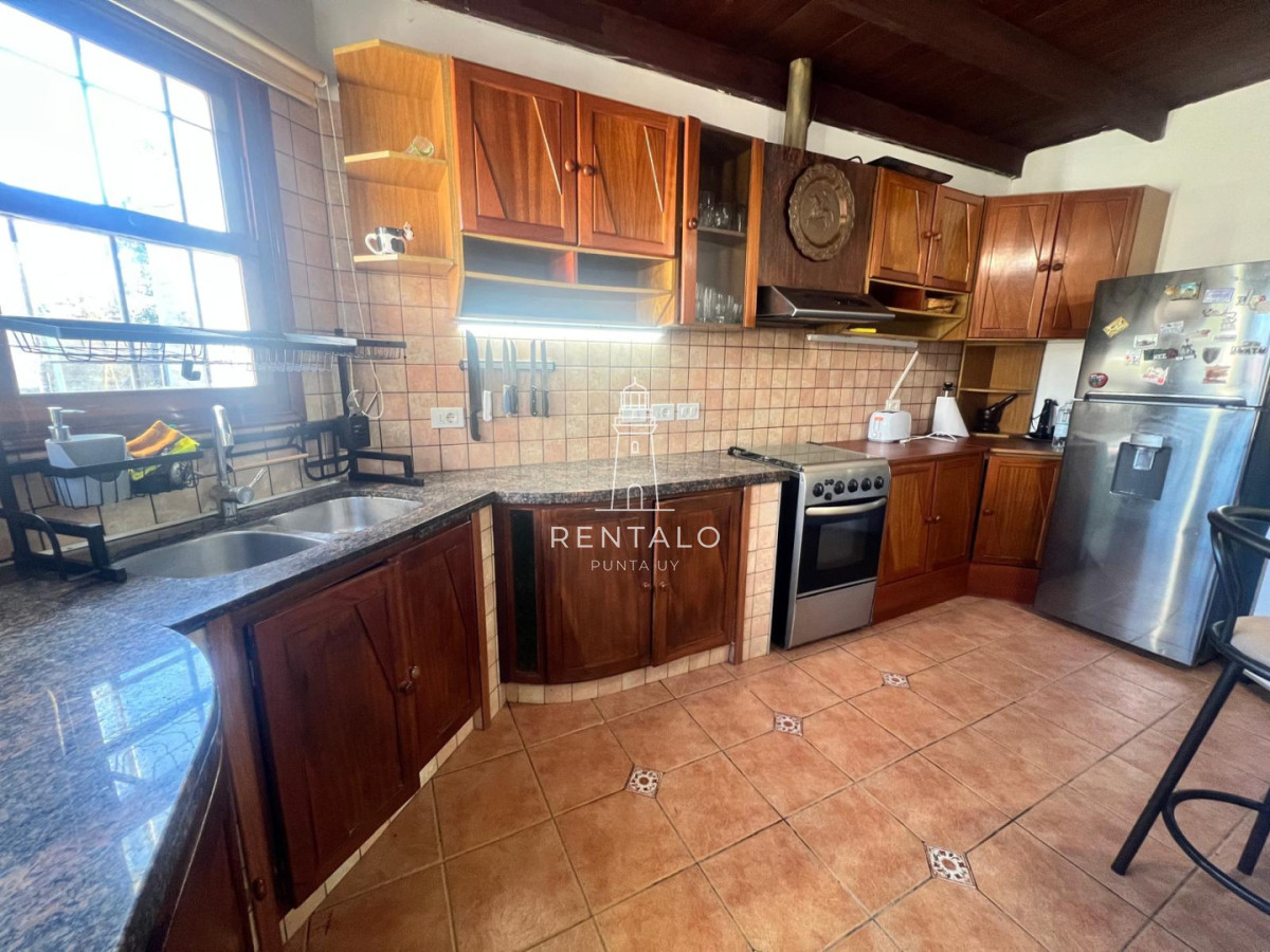 Casa ID.1300 - Casa 4 dormitorios en alquiler anual en Punta del este cantegril 