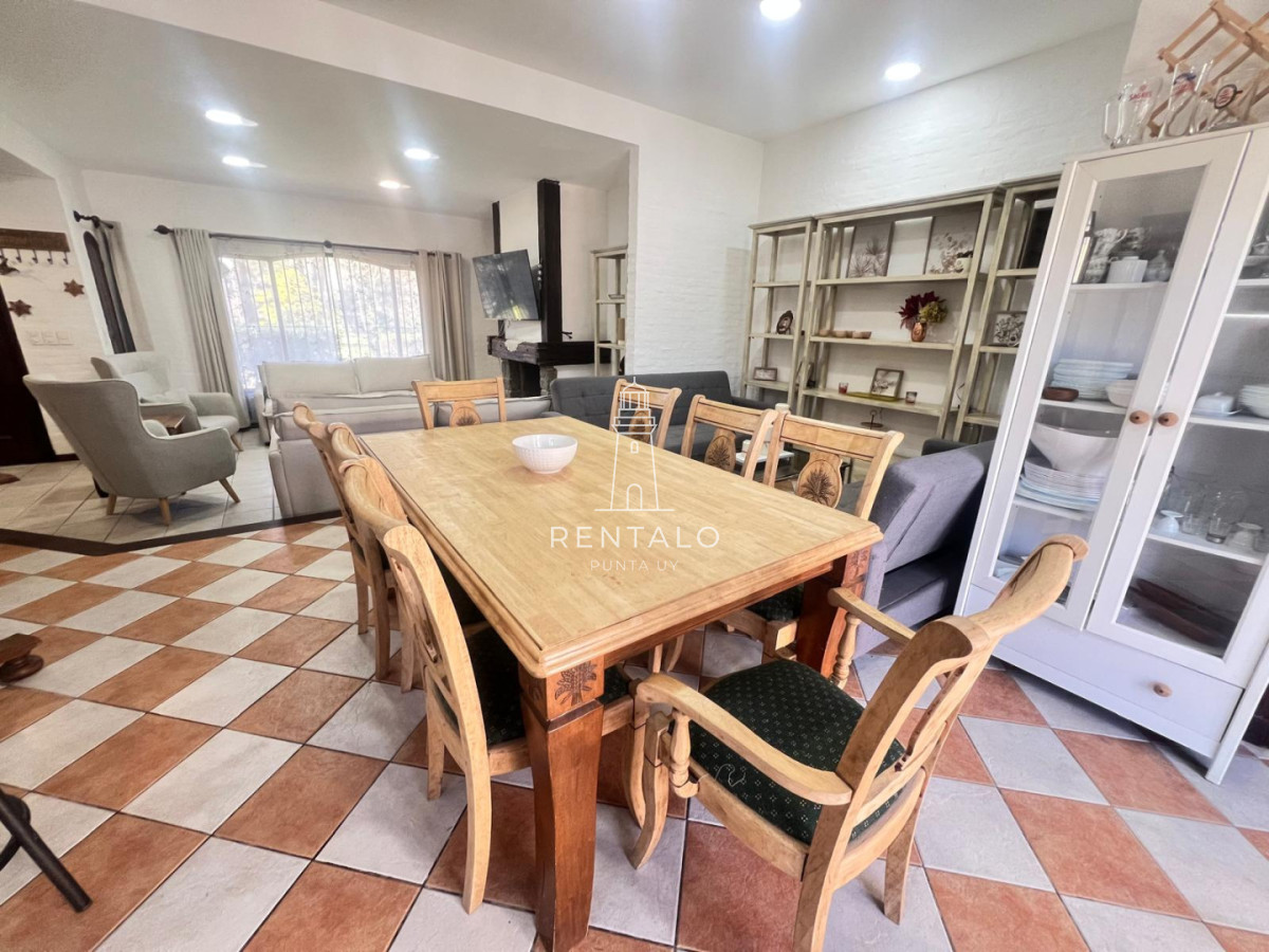 Casa ID.1300 - Casa 4 dormitorios en alquiler anual en Punta del este cantegril 