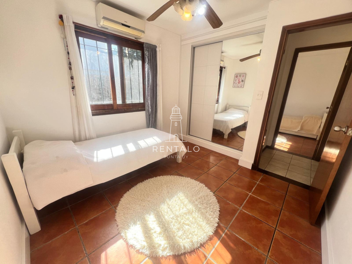Casa ID.1300 - Casa 4 dormitorios en alquiler anual en Punta del este cantegril 