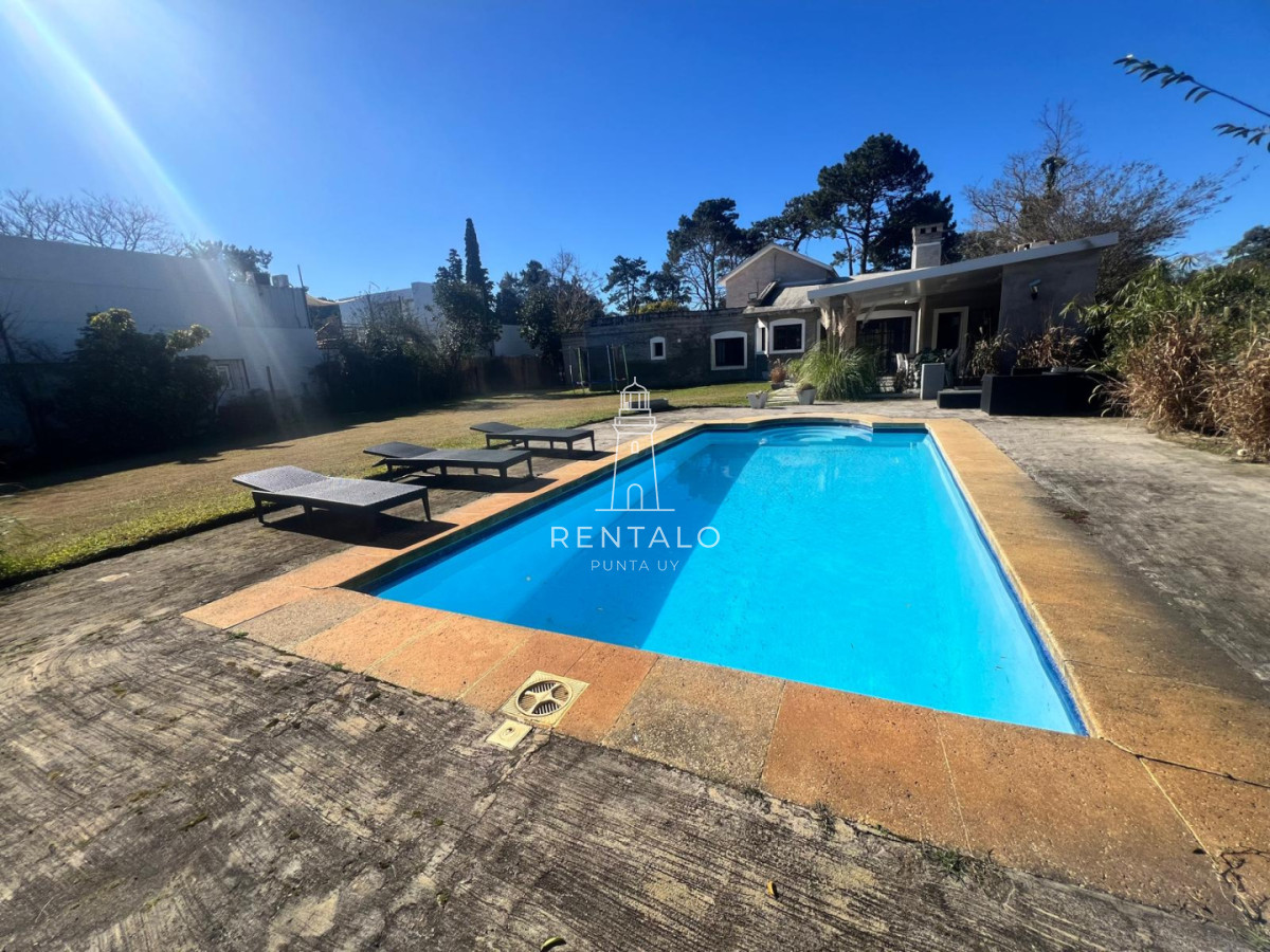 Casa ID.1300 - Casa 4 dormitorios en alquiler anual en Punta del este cantegril 