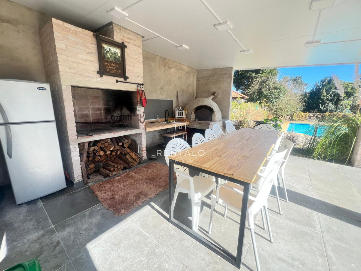 Casa ID.1300 - Casa 4 dormitorios en alquiler anual en Punta del este cantegril 