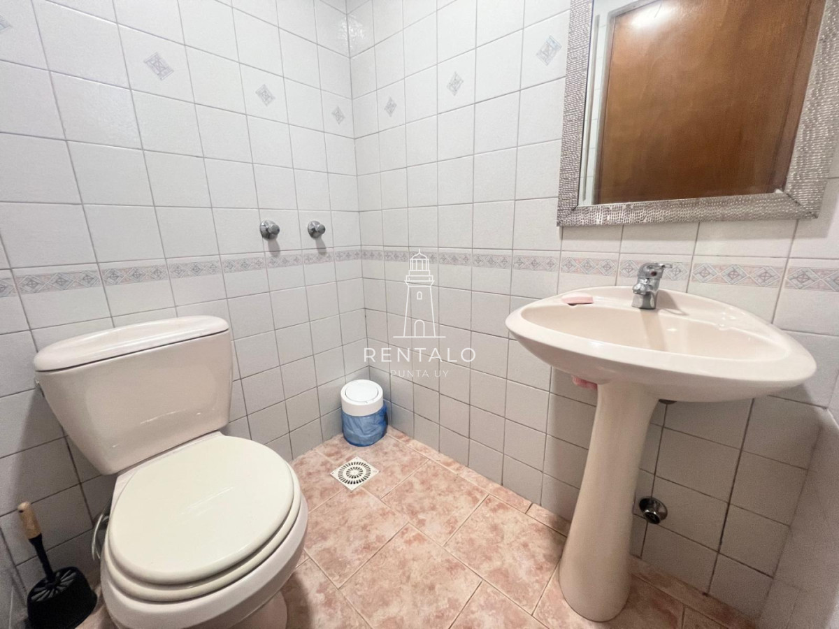 Casa ID.1300 - Casa 4 dormitorios en alquiler anual en Punta del este cantegril 