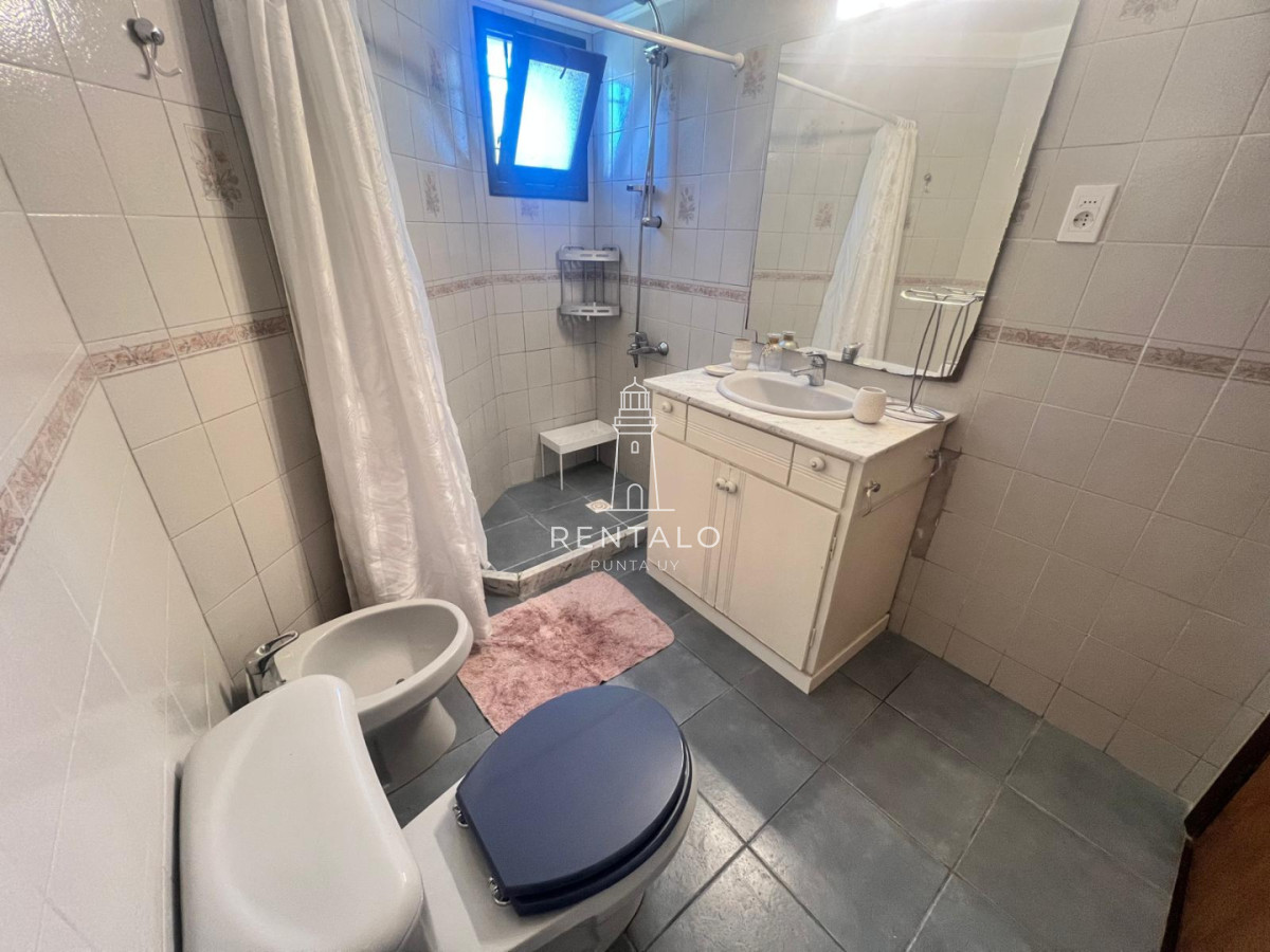 Casa ID.1300 - Casa 4 dormitorios en alquiler anual en Punta del este cantegril 