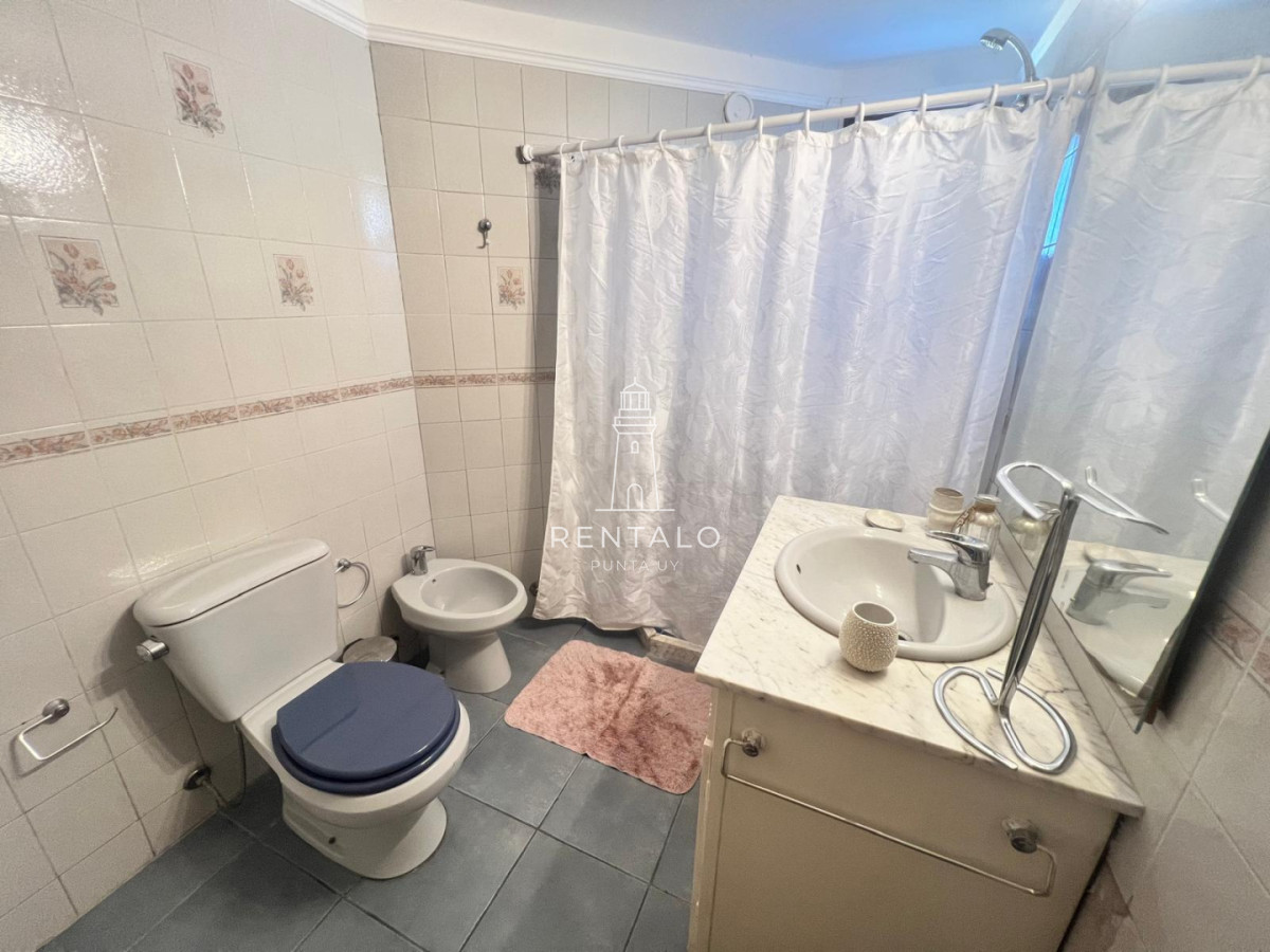 Casa ID.1300 - Casa 4 dormitorios en alquiler anual en Punta del este cantegril 