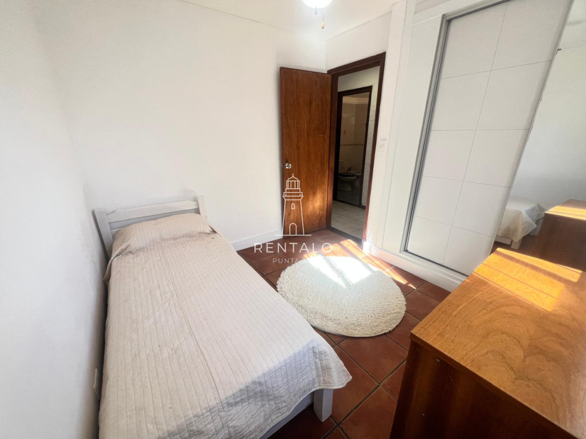 Casa ID.1300 - Casa 4 dormitorios en alquiler anual en Punta del este cantegril 
