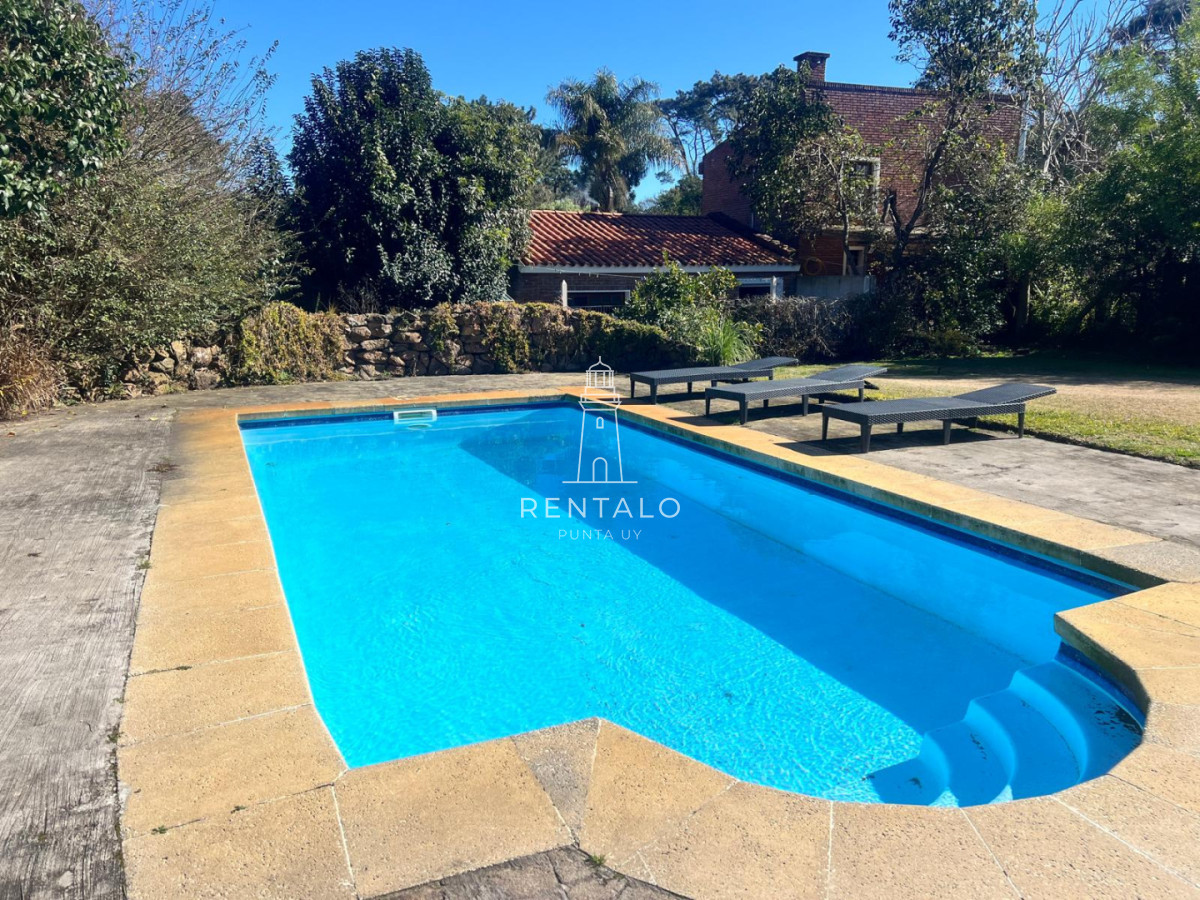 Casa ID.1300 - Casa 4 dormitorios en alquiler anual en Punta del este cantegril 
