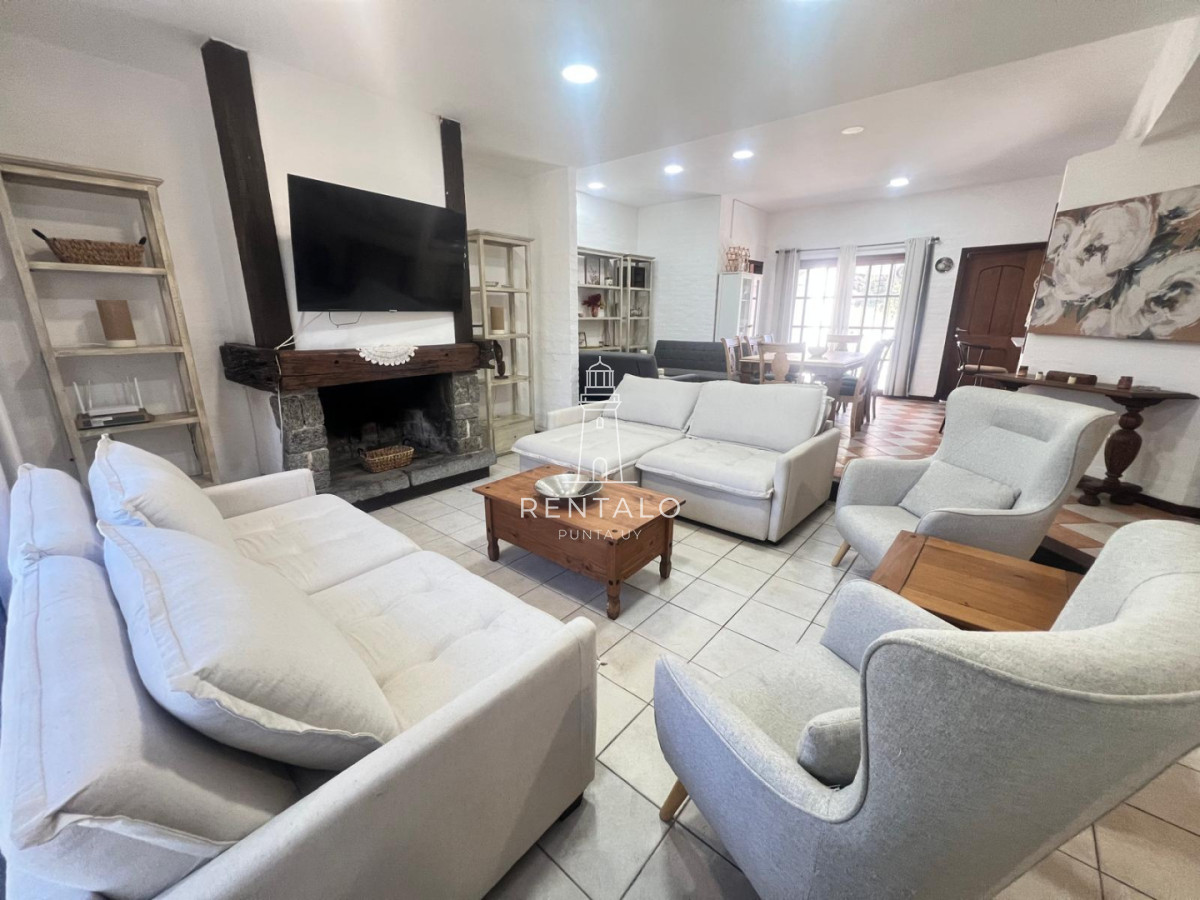 Casa ID.1300 - Casa 4 dormitorios en alquiler anual en Punta del este cantegril 